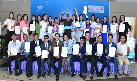Các  học viên Học bổng và bà Karen lanyon - Tổng lãnh sự Australia tại TP Hồ Chí Minh.