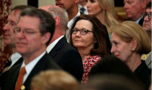 Bà Gina Haspel (người đeo kính, ngồi giữa).