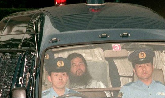 Tên Shoko Asahara (ở giữa).