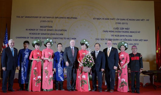 Thượng nghị sỹ John McCain tại Lễ kỷ niệm 20 năm thiết lập quan hệ ngoại giao Việt - Mỹ. Ảnh: ĐSQ Mỹ tại Việt Nam.