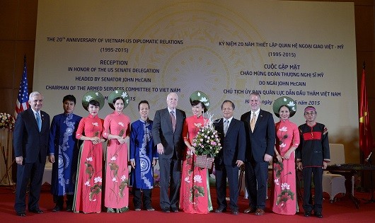 TNS John McCain tại lễ kỷ niệm 20 năm thiết lập quan hệ ngoại giao Việt - Mỹ. Ảnh: ĐSQ Mỹ tại Việt Nam