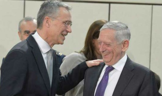 Tổng thư ký NATO Jens Stoltenberg và Bộ trưởng Quốc phòng Mỹ James Mattis.