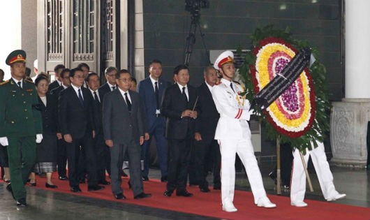 Đoàn cấp cao Lào do Thủ tướng Thongloun Sisoulith làm Trưởng đoàn đến viếng nguyên Tổng Bí thư Đỗ Mười. Ảnh: TTXVN