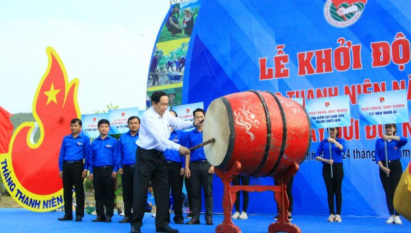 Chủ tịch UBTƯ MTTQ Việt Nam Trần Thanh Mẫn đánh trống phát động Tháng Thanh niên 2019.