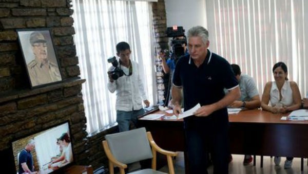 Chủ tịch Cuba Miguel Díaz-Canel Bermúdez đi bỏ phiếu.