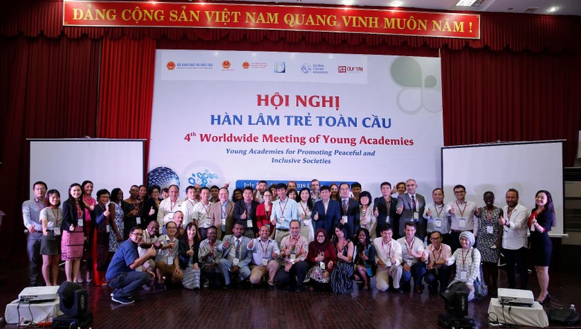 Các đại biểu dự Hội nghị chụp ảnh lưu niệm.