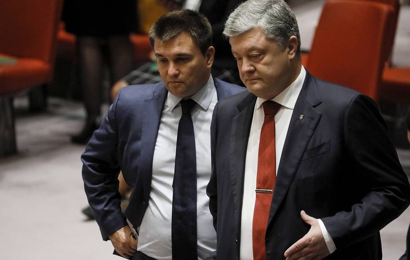 Cựu Tổng thống Ukraine Pyotr Poroshenko (bên phải) và Bộ trưởng Ngoại giao Pavel Klimkin.