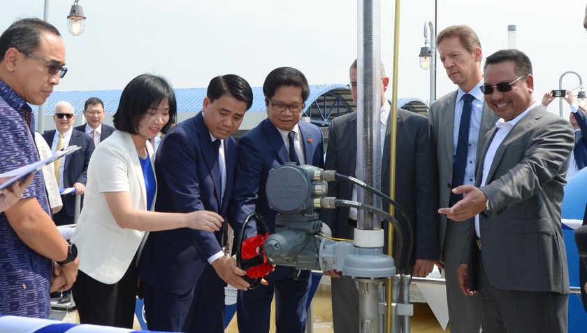 Các đai biểu thực hiện nghi thức khởi động tay quay van nhận nước để chính thức khánh thành giai đoạn 1 dự án.