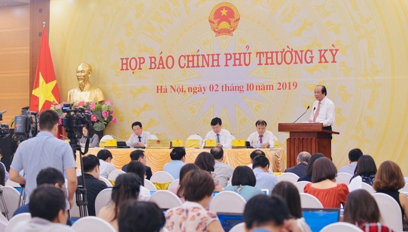 Bộ trưởng, Chủ nhiệm Văn phòng Chính phủ Mai Tiến Dũng phát biểu tại họp báo