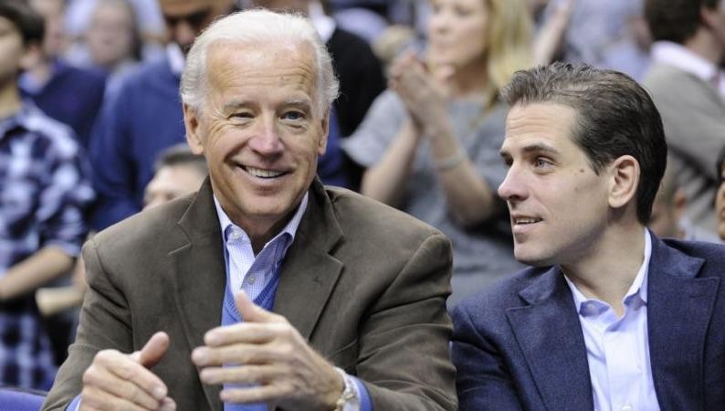 Ông Hunter Biden (bên phải) và cha