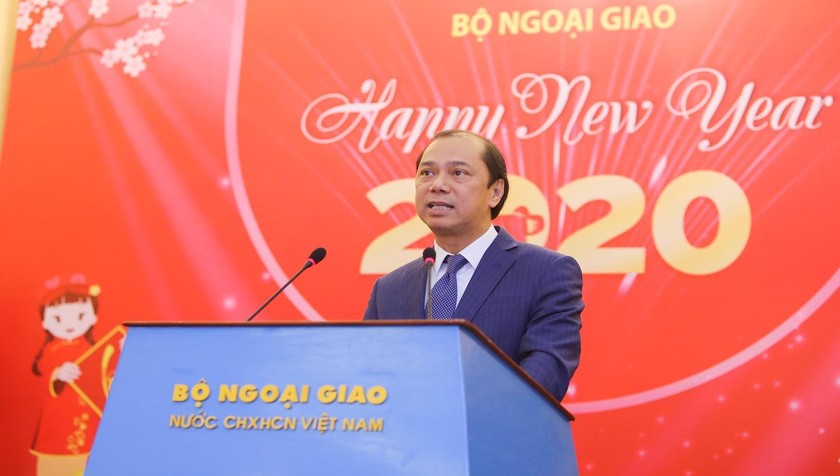 Thứ trưởng Ngoại giao Nguyễn Quốc Dũng tại buổi gặp mặt.
