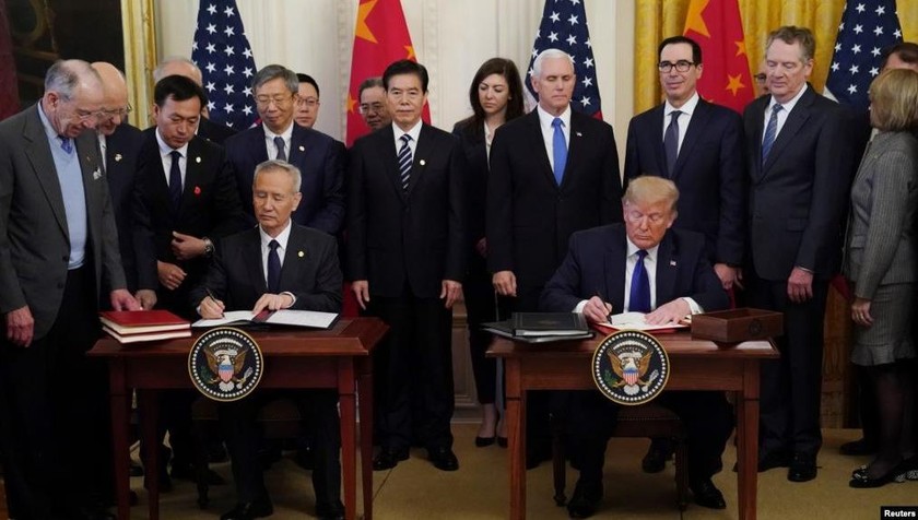 Phó Thủ tướng Trung Quốc Lưu Hạc và Tổng thống Mỹ Donald Trump ký thỏa thuận thương mại “giai đoạn 1” tại Nhà Trắng ngày 15/1.

