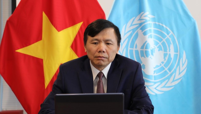 Đại sứ Đặng Đình Quý dự cuộc họp.