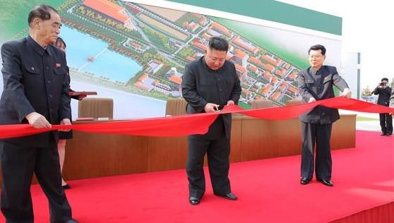 Ông Kim Jong-un cắt băng khánh thành nhà máy ở Sunchon hôm 1/5. 