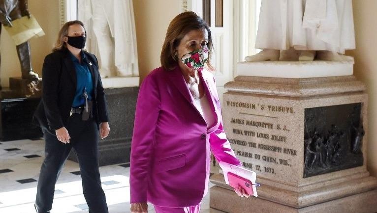 Chủ tịch Hạ viện Mỹ Nancy Pelosi (người đi trước).