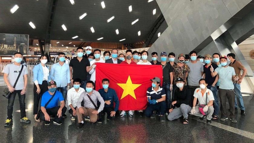 Công dân lên máy bay tại Qatar.