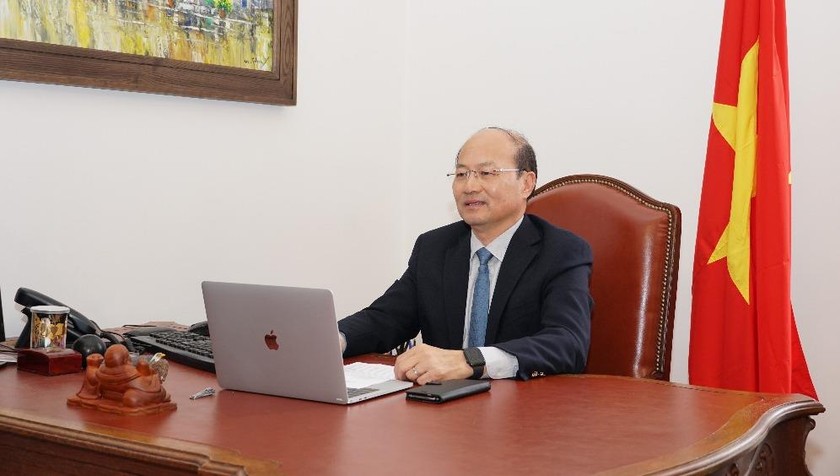 Đại sứ Lê Dũng phát biểu tại cuộc họp.