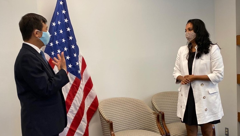 Đại diện thành phố New York và Đại sứ Đặng Đình Quý.