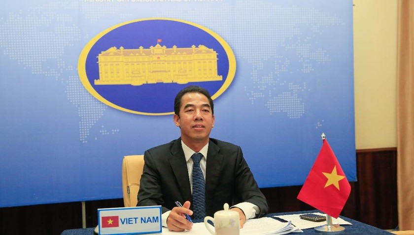 Thứ trưởng Ngoại giao Tô Anh Dũng hội đàm trực tuyến với Quốc vụ khanh Anh Nigel Adams.