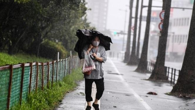 Bão Haisen đổ bộ vào phía nam Nhật Bản.