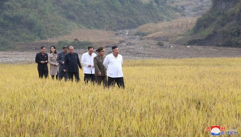 Bà Kim Yo-jong tháp tùng anh trai trong chuyến thị sát.