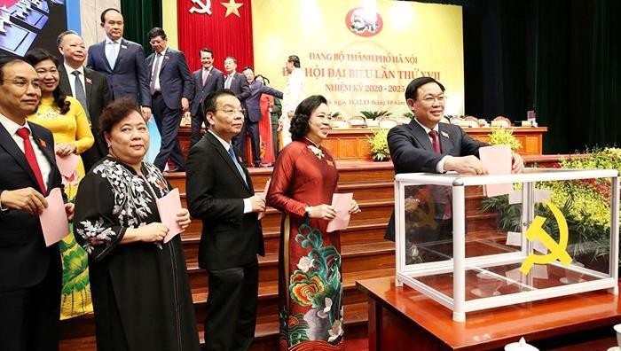 Các đại biểu bỏ phiếu bầu Ban Chấp hành Đảng bộ TP nhiệm kỳ 2020 - 2025 tại phiên họp chiều 12/10.