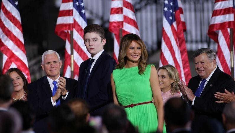 Bà Melania và con trai Barron.