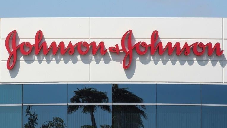 Johnson & Johnson và AstraZeneca thông báo nối lại các thử nghiệm lâm sàng vaccine ngừa Covid-19 tại Mỹ.