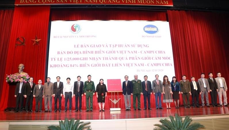 Các đại biểu tham dự lễ bàn giao.
