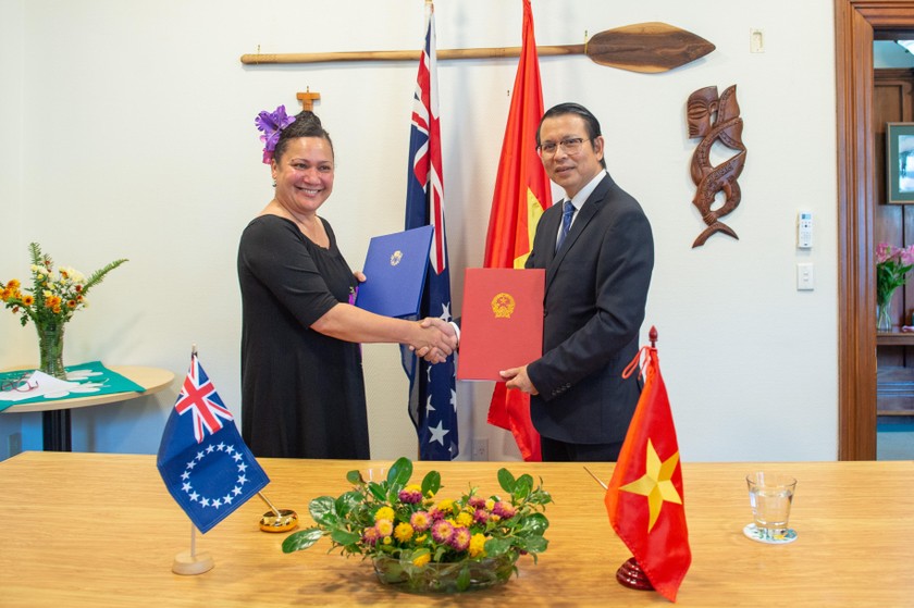 Đại sứ Việt Nam tại New Zealand Nguyễn Văn Trung và Cao ủy Quần đảo Cook tại New Zealand Elizabeth Wright-Koteka.