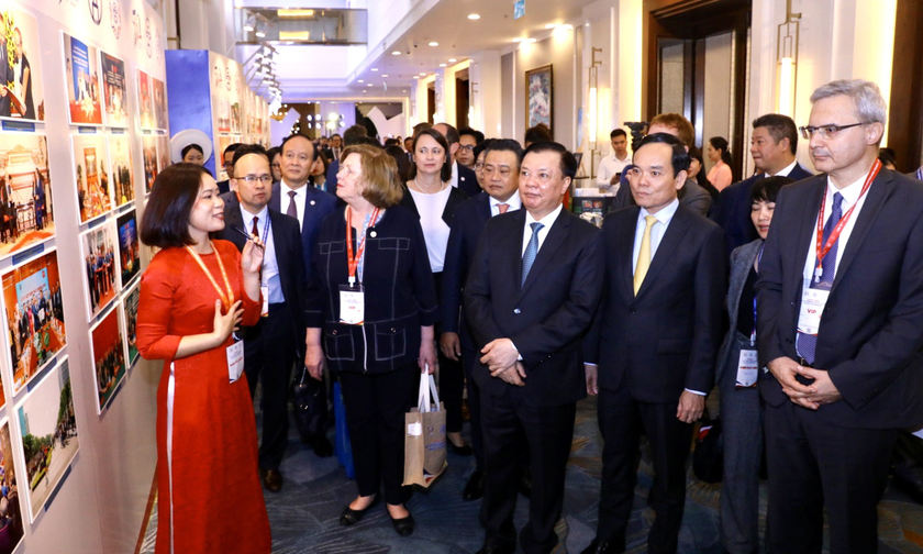 Các đại biểu tham quan triển lãm.