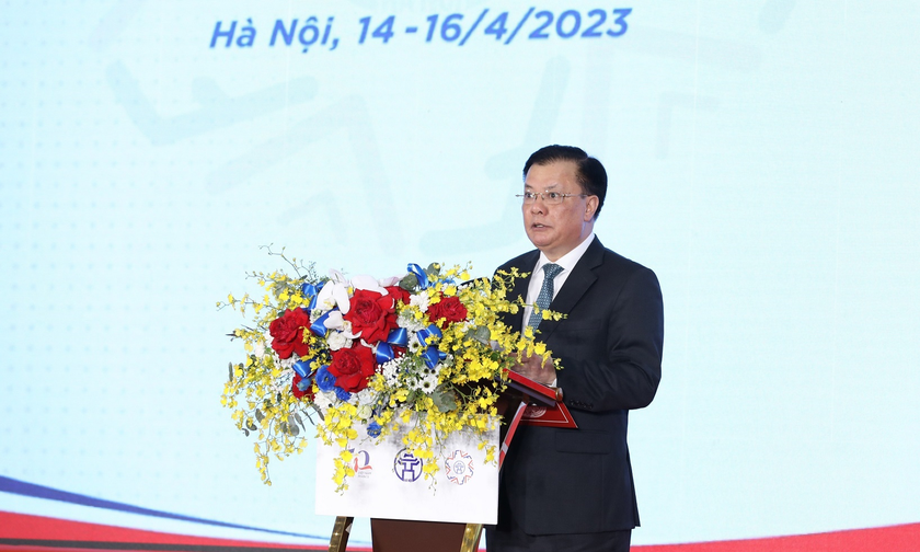 Bí thư Thành ủy Hà Nội Đinh Tiến Dũng phát biểu tại phiên khai mạc.