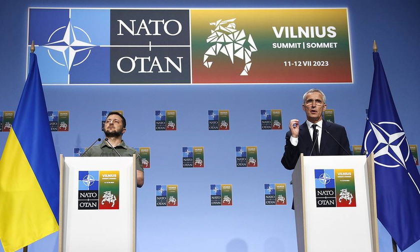 Tổng thư ký NATO Jens Stoltenberg và Tổng thống Ukraine Vladimir Zelensky.