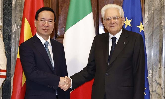 Tổng thống Cộng hòa Italy Sergio Mattarella đón Chủ tịch nước Võ Văn Thưởng. Ảnh: Thống Nhất/TTXVN