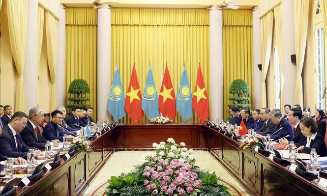 Chủ tịch nước Võ Văn Thưởng hội đàm với Tổng thống Kazakhstan Kassym-Jomart Tokayev. Ảnh: TTXVN