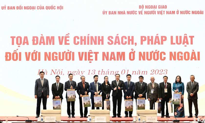 Ủy ban Đối ngoại Quốc hội và Ủy ban Nhà nước về NVNONN, Bộ Ngoại giao, đồng chủ trì tổ chức Tọa đàm về chính sách pháp luật với cộng đồng NVNONN. 