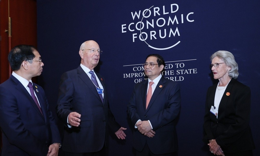 Thủ tướng Phạm Minh Chính tiếp Giáo sư Klaus Schwab tại WEF tổ chức tại Trung Quốc, 6/2023. Ảnh: VGP 