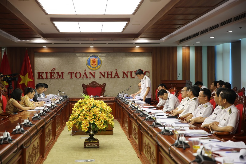 Thường trực Ủy ban TCNS của Quốc hội và KTNN làm việc nhằm trao đổi, thảo luận về kế hoạch, nội dung tổ chức Phiên giải trình “Việc thực hiện các kết luận, kiến nghị KTNN đến hết niên độ ngân sách Nhà nước năm 2021” vào tháng 8/2023. Ảnh: Cổng TTĐT KTNN