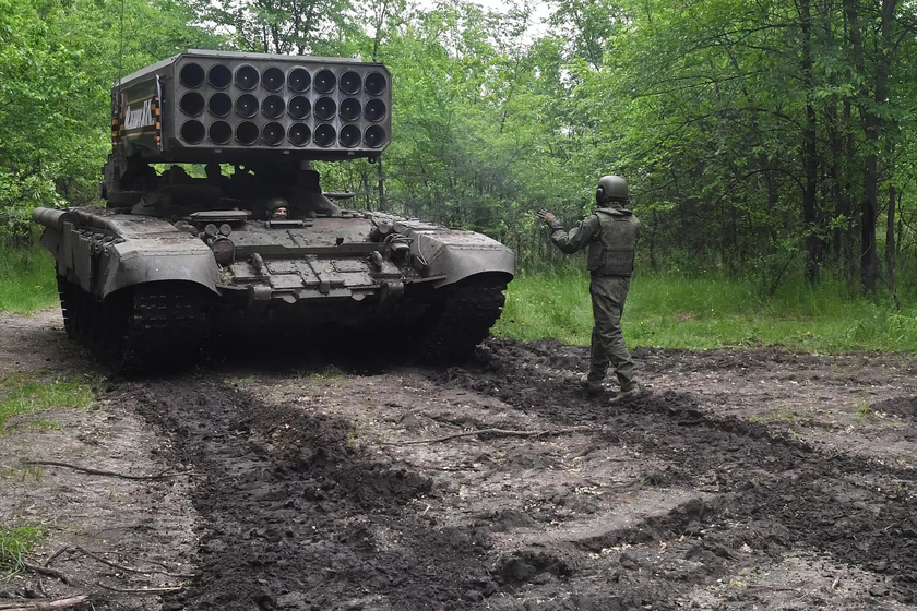 Hệ thống súng phun lửa TOS-1A Solntsepyok của Nga.