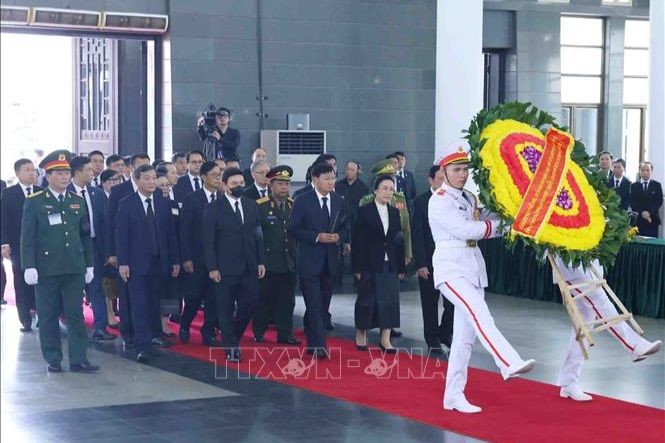 Đoàn đại biểu cấp cao Đảng, Nhà nước Lào do Tổng Bí thư, Chủ tịch nước Thongloun Sisoulith làm Trưởng đoàn, viếng Tổng Bí thư Nguyễn Phú Trọng. Ảnh: TTXVN