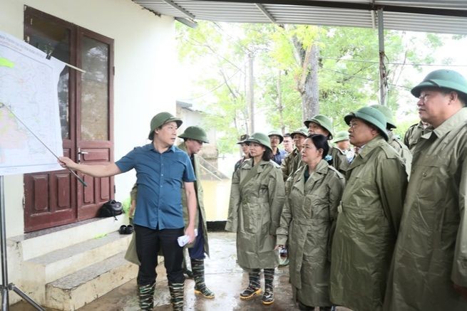 Các lãnh đạo TP Hà Nội nghe báo cáo tình hình mưa lũ tại huyện Chương Mỹ.