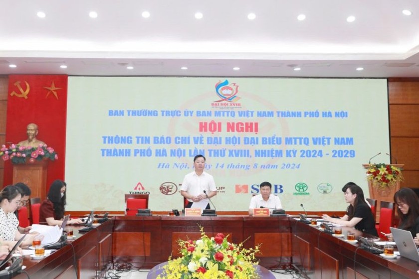 Phó Chủ tịch Thường trực Ủy ban MTTQ TP Hà Nội Nguyễn Sỹ Trường thông tin tại hội nghị.