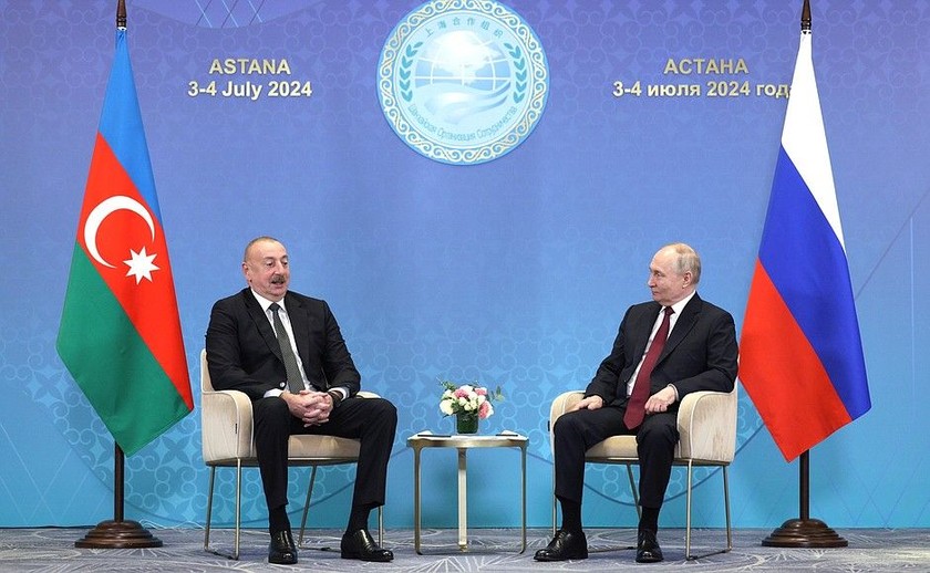 Tổng thống Nga Putin (bên phải) và người đồng cấp Azerbaijan Ilkham Aliyev.