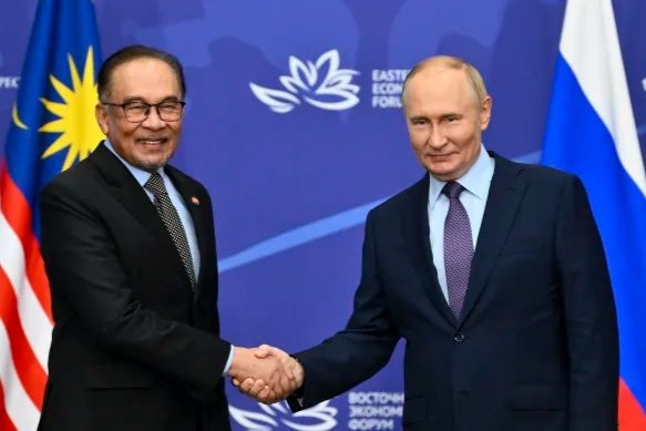 Tổng thống Nga Putin (bên phải) tại cuộc gặp Thủ tướng Malaysia Anwar Ibrahim.