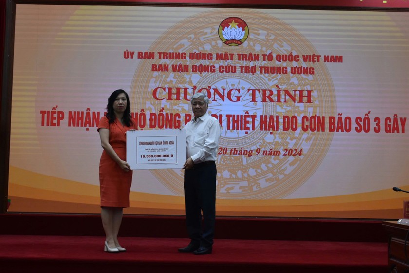 Thứ trưởng Lê Thị Thu Hằng thay mặt cộng đồng NVNONN trao số tiền gần 19,3 tỷ đồng cho Ủy ban Trung ương MTTQ Việt Nam để hỗ trợ đồng bào chịu ảnh hưởng của cơn bão số 3.