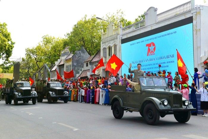 Một trong những điểm nhấn quan trọng của Chương trình là màn tái hiện sống động về hình ảnh đoàn quân tiến về Hà Nội.