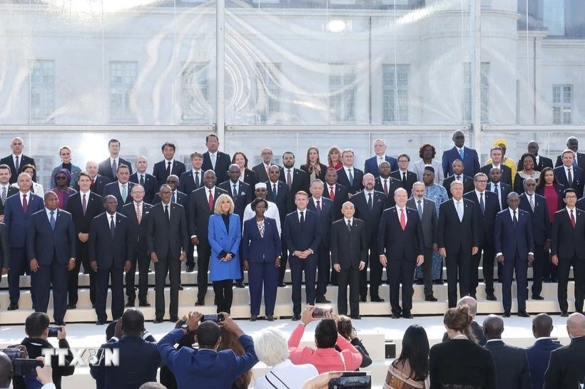 Tổng Bí thư, Chủ tịch nước Tô Lâm, Tổng thống Cộng hòa Pháp Emmanuel Macron và Trưởng đoàn các nước Pháp ngữ chụp ảnh chung. Ảnh: TTXVN