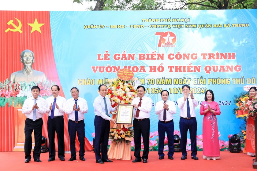  Phó Bí thư Thành ủy, Chủ tịch HĐND TP Nguyễn Ngọc Tuấn trao Quyết định công nhận công trình gắn biển chào mừng 70 năm Ngày Giải phóng Thủ đô.