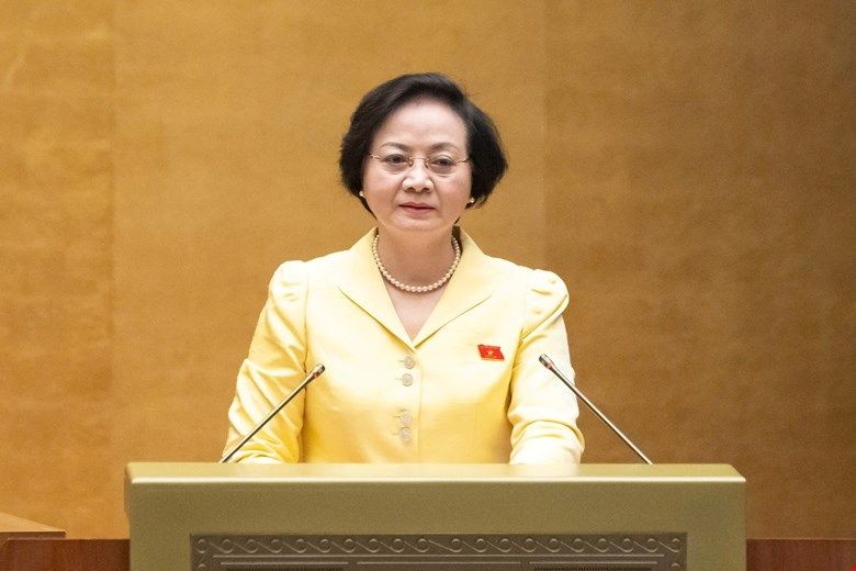 Bộ trưởng Bộ Nội vụ Phạm Thị Thanh Trà trình bày tờ trình tại phiên họp.