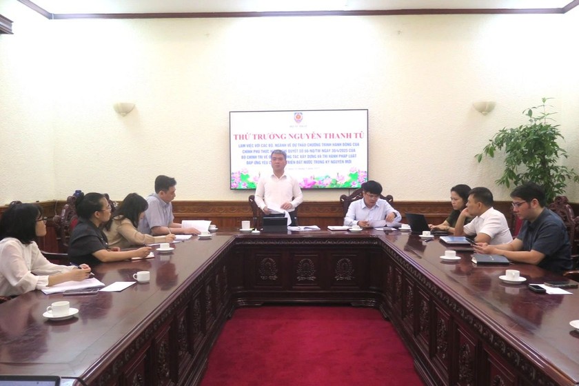 Thứ trưởng Bộ Tư pháp Nguyễn Thanh Tú phát biểu tại cuộc làm việc.